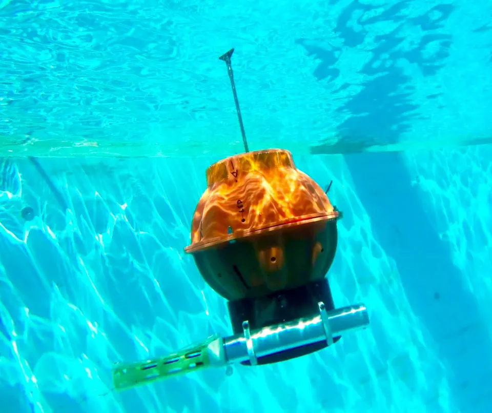 青い海中に浮かぶ深海観測用のDeep SOLOフロート
