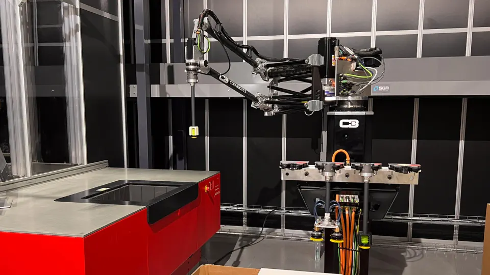 物流施設で箱を持ち上げるために設置されたCogniboticsの産業用ロボットHKM1800